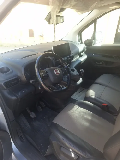 Fiat Doblo 2023 Gris souris italienne caméra de recule et radar de recule 3 sièges avant en cuire synthtique
