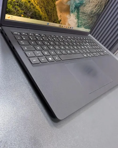 DELL VOSTRO 3520 INTEL i5-1135G7 2.4GHA up to 4.2GHZ 8GB DDR4 256GB SSD NVME INTEL IRIS XE GRAPHICS ECRAN 15.6- INCH FHD