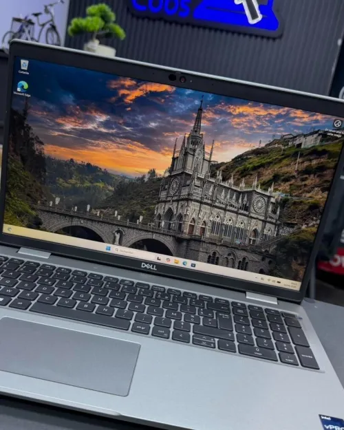 DELL LATITUDE 5530 INTEL i7-1265U 1.8GHZ up to 4.8GHZ 16GB DDR4  512GB SSD NVME INTEL IRIS CE GRAPHICS ECRAN 15.6 INCH FHD