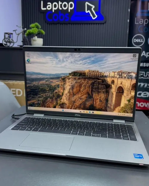 DELL LATITUDE 5520  INTEL i5-1145G7 RAM 16GB DDR4 DISK  256GB SSD nvme INTEL IRIS XE GRAPHICS  ECRAN 15.6-INCH FHD