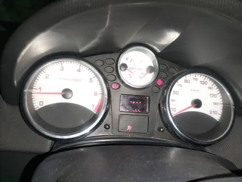 Renault 207 2011 .