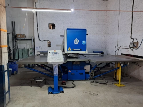 VEND POINCONNEUSE NUMERIQUE DE MARQUIE BOSHERT COMPACT ROTATION-INDEX EN TRES BON ETAT