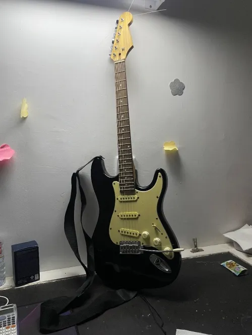 Guitar électrique stratocaster 10/10+ ampli