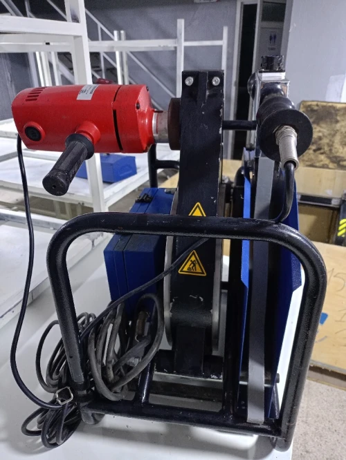 Machine de soudage bout à bout pour tuyaux PEHD