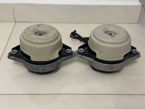 À vendre deux supports moteur côté gauche, MERCEDES-BENZ originale A1662405817 utilisés seulement 4j