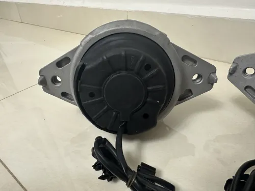 À vendre deux supports moteur côté gauche, MERCEDES-BENZ originale A1662405817 utilisés seulement 4j