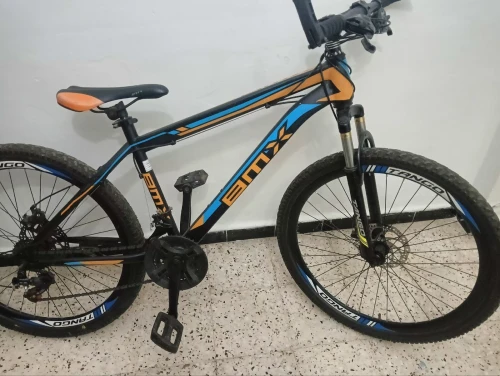 Vélo rouge et noire ,marque : bmx