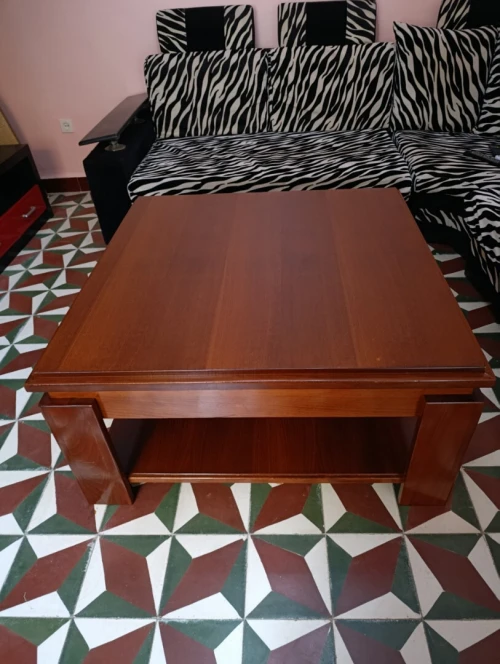 Table basse carrée en bois rouge