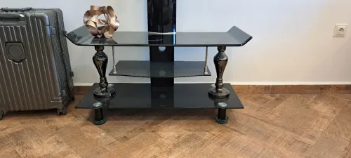 Meuble TV en verre trempé avec support intégré. طاولة تلفاز بزجاج مقوى مع حامل شاشة مدمج