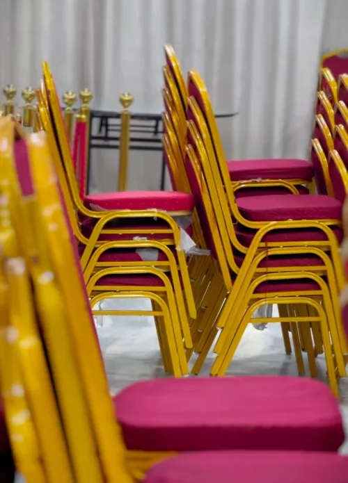 Des chaises pour les salles des fêtes ou restaurant 