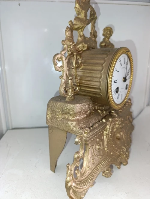 Pendule de cheminée ancienne en régule doré - XIXe siècle