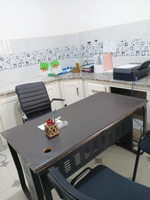 Bureau et les tables avec  les chaises