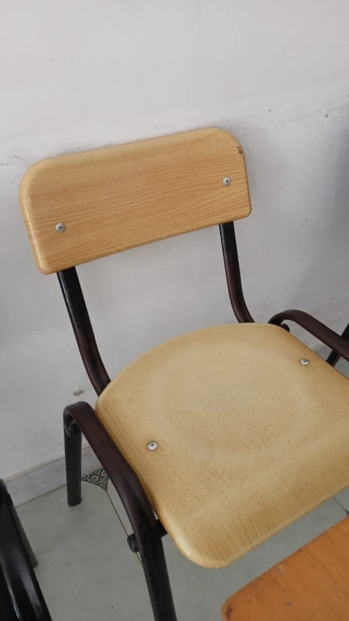 Bureau et les tables avec  les chaises