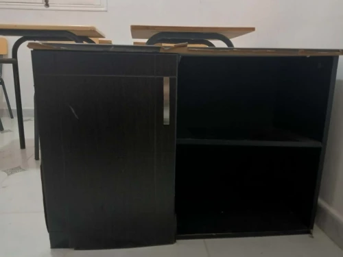 Bureau et les tables avec  les chaises