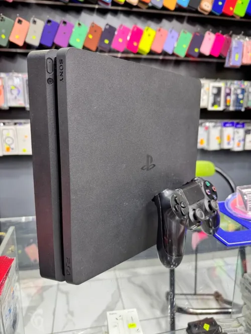Ps4 Slim flashe Version 12.52 Très Bon état Avec manette original