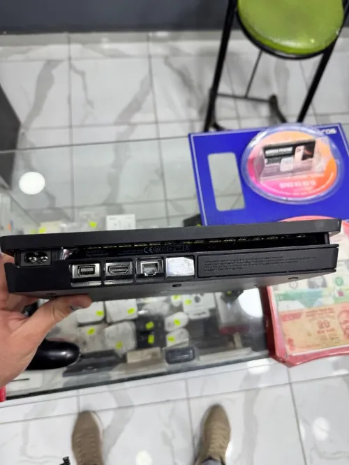 Ps4 Slim flashe Version 12.52 Très Bon état Avec manette original