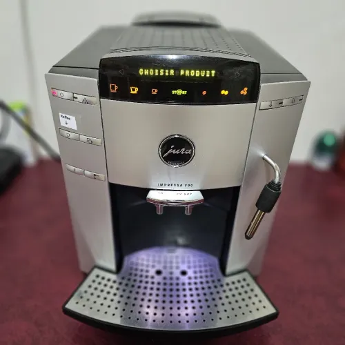 ماكينة قهوة احترافية Jura Impressa F90 - حالة ممتازة