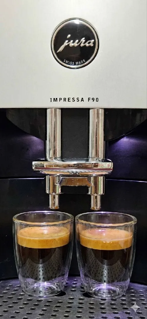ماكينة قهوة احترافية Jura Impressa F90 - حالة ممتازة