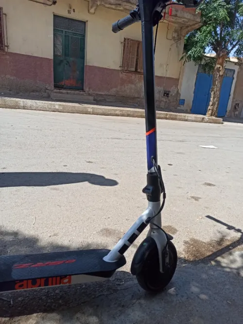 تروتينات سكوتر كهربائي Aprilia eSRZ بسعر مميز