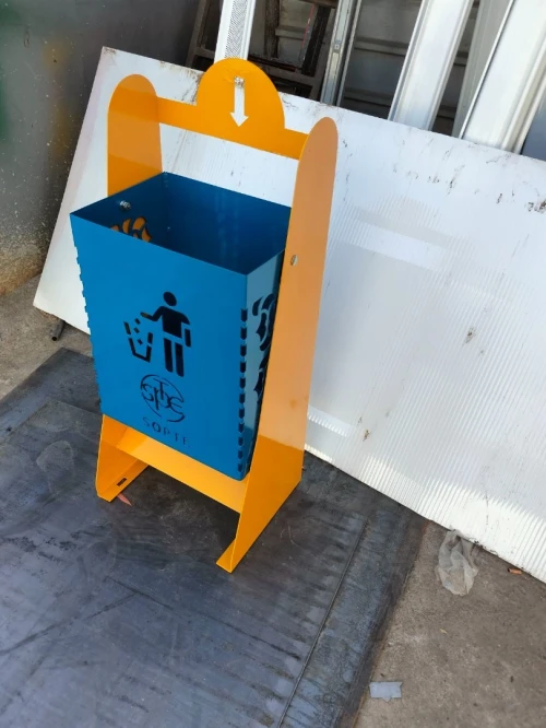 Poubelle et corbeille et banc 