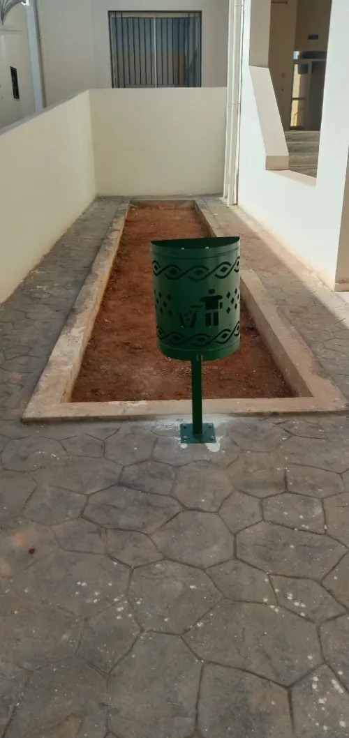 Poubelle mourale et bois 