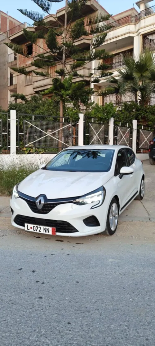 Renault clio  5 hybride essence 2022 