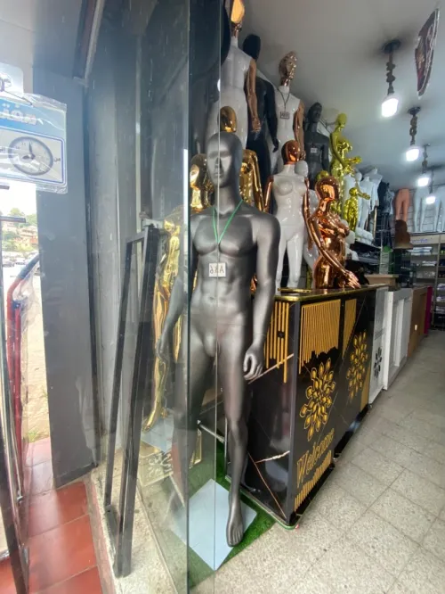 Équipement magasin caisse en bois , mannequins , étagères, chaise magasin 