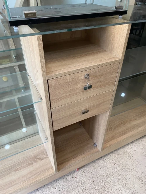 Équipement magasin caisse en bois , mannequins , étagères, chaise magasin 