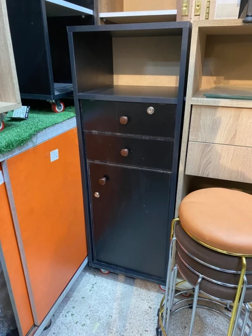Équipement magasin caisse en bois , mannequins , étagères, chaise magasin 