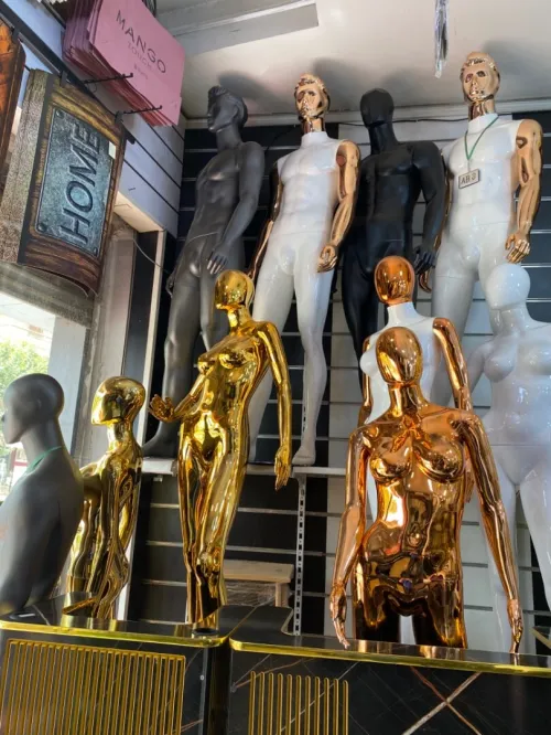 Équipement magasin caisse en bois , mannequins , étagères, chaise magasin 