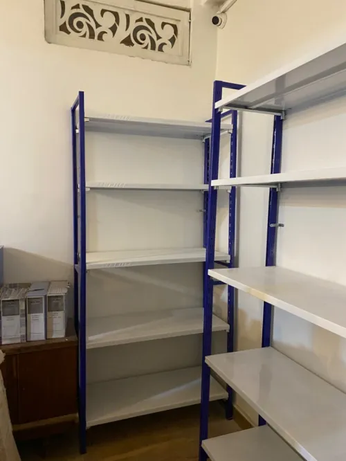 Équipement magasin caisse en bois , mannequins , étagères, chaise magasin 