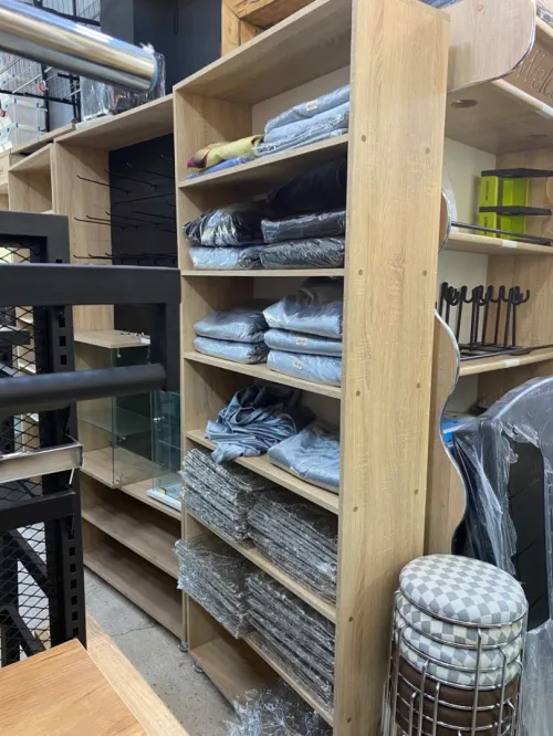 Équipement magasin caisse en bois , mannequins , étagères, chaise magasin 