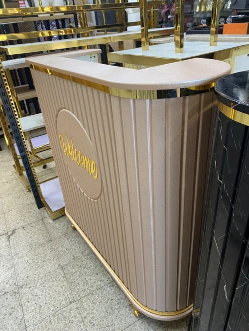 Équipement magasin caisse en bois , mannequins , étagères, chaise magasin 