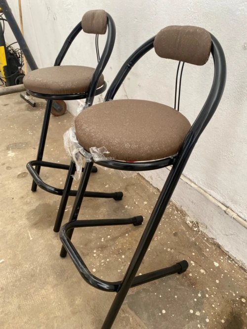 Équipement magasin caisse en bois , mannequins , étagères, chaise magasin 