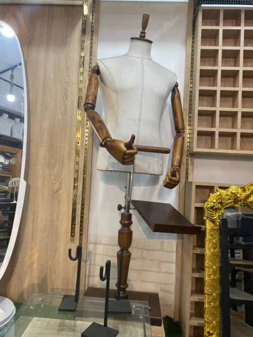 Équipement magasin caisse en bois , mannequins , étagères, chaise magasin 