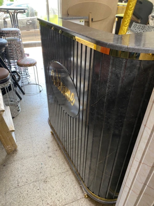 Équipement magasin caisse en bois , mannequins , étagères, chaise magasin 