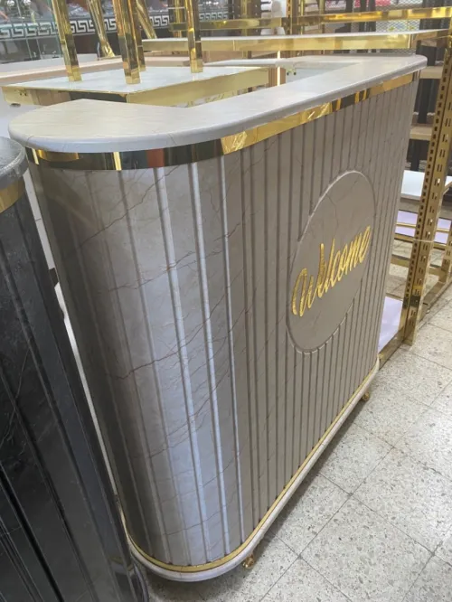 Équipement magasin caisse en bois , mannequins , étagères, chaise magasin 