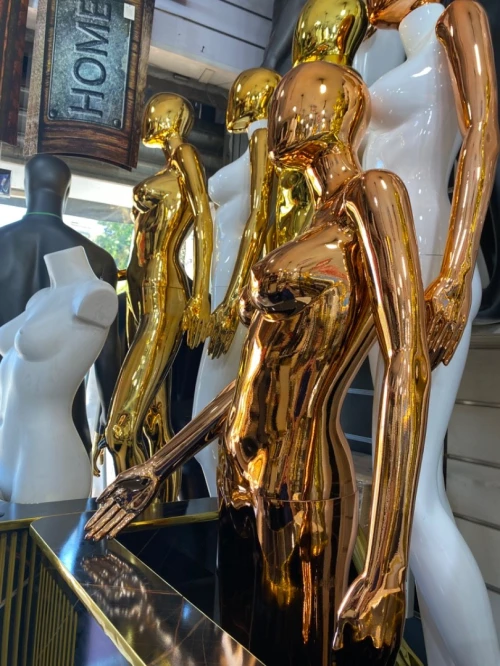 Équipement magasin caisse en bois , mannequins , étagères, chaise magasin 