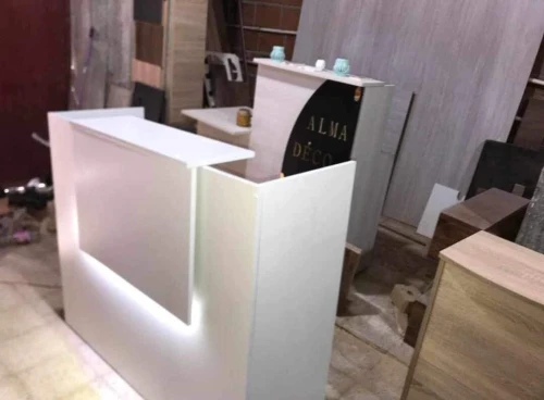Fabrication Comptoirs de réception moderne sur mesure 