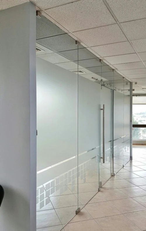 Montage séparation réparation du verre cabine de douche bureau vitrine balcon