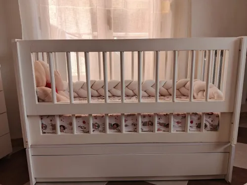 Lit bébé en bois rouge 