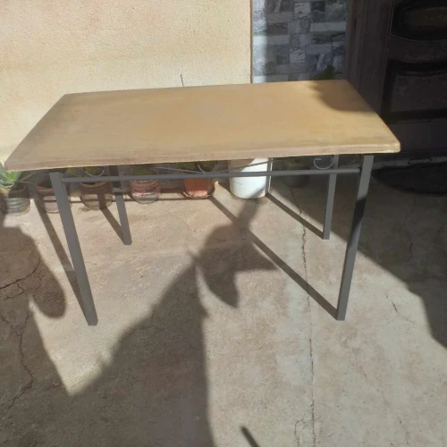 Différents types de tables en bois et en métal 