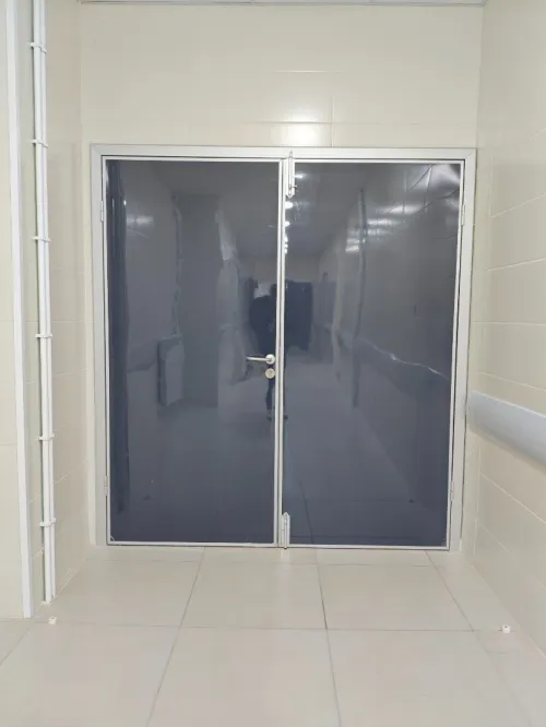 Montage des portes aluminium et bois moderne 