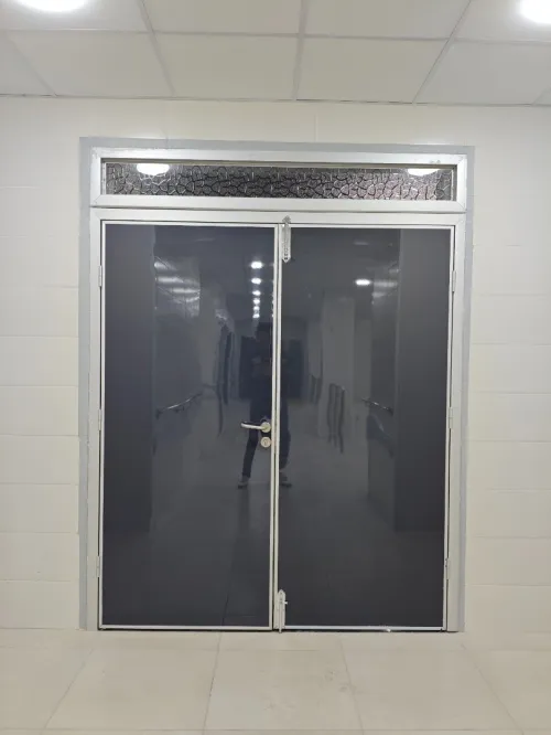 Montage des portes aluminium et bois moderne 