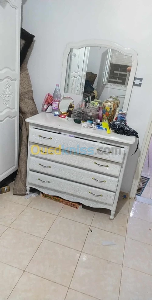 Chambre à coucher à vendre : lit, armoire, coiffeuse et deux tables de nuit 