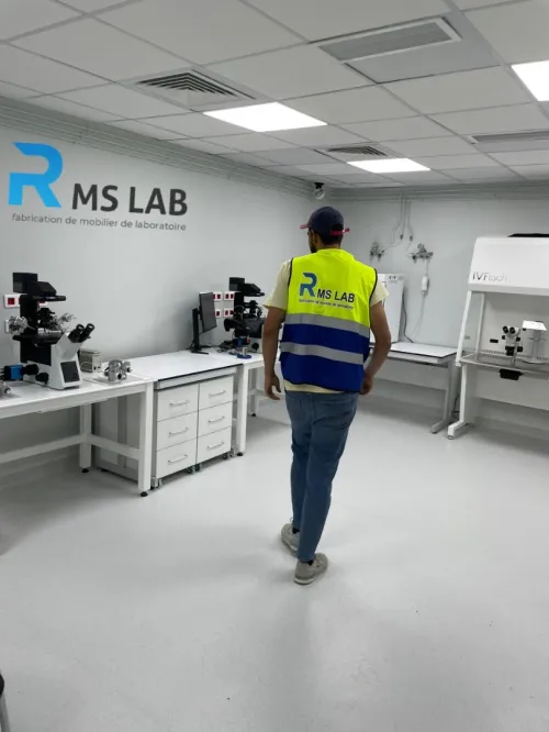 Fabrication de mobilier de laboratoire