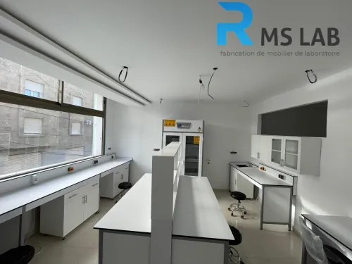 Fabrication de mobilier de laboratoire