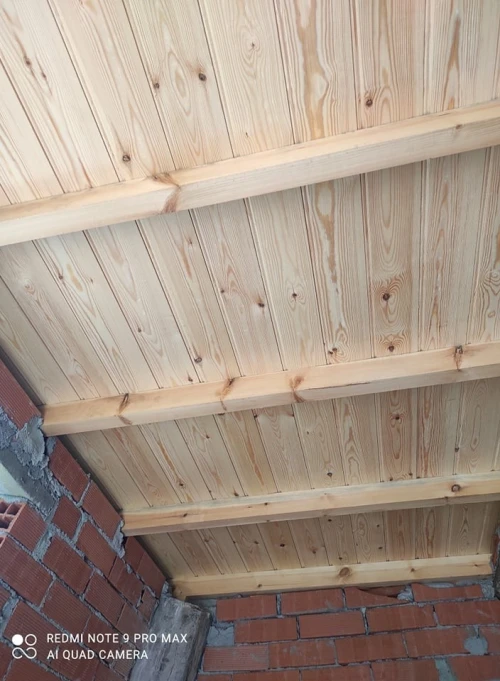 charpente en bois toiture poses tuiles