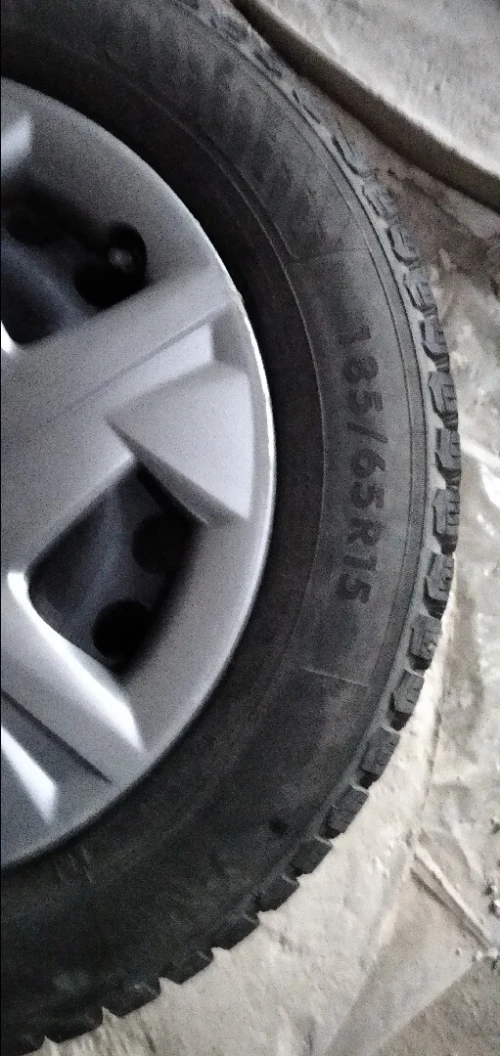 4 Pneus + jante 185/65R15 T92