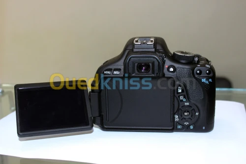 Boitier canon 600D + chargeuret batterie +bandeliere déclanchement  2K